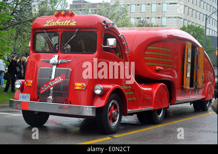 Labat Rouge La bière Labatt rouge vintage un camion transportant la Coupe Memorial ...