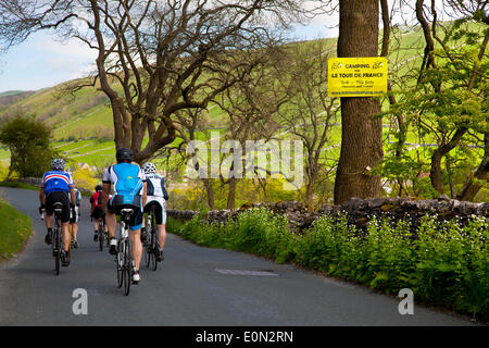 Un passé vélo Camping connexion Kettlewell, Yorkshire Dales, au Royaume-Uni. 16 mai, 2014. Des vélos et des bannières à mesure que les entreprises se préparent pour la plus grande course à vélo - le Tour de France - qui débutera dans le comté sur 5e & 6e juillet 2014 réunissant des millions de fans à la bordure du Yorkshire pour applaudir les champions du sport. Ce sera la première fois le Tour a visité le nord de l'Angleterre. Ce sera un festival et un spectacle pour les fans et les préparatifs sont en cours pour donner aux équipes et l'organisation de la course un Grand Départ à retenir. Banque D'Images