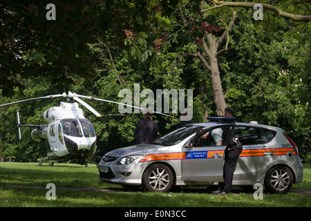 La police a rencontré et MD902 Explorer hélicoptère du Kent, Surrey et Sussex Air Ambulance la confiance sur le terrain à Ruskin Park après le vol d'urgence au Kings College Hospital, dans le sud de Londres. Banque D'Images