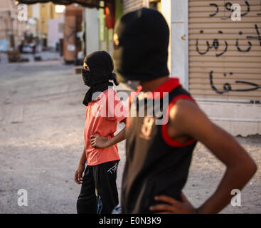 Ma'Ameer, Bahreïn. 16 mai, 2014. Des manifestants masqués bahreïnites à Ma'ameer village se préparent à participer à une manifestation pour protester contre l'assassinat de l'activiste Ali Faisal Aekrawi (19 ans), qui a été tué le matin du vendredi 16 mai à l'hôpital. (Photo par Ayman Yaqoob/Pacific Press) Banque D'Images