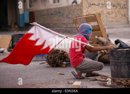 Ma'Ameer, Bahreïn. 16 mai, 2014. Les manifestants bahreïnis masquée dans Ma'ameer village se préparent à participer à une manifestation pour protester contre l'assassinat de l'activiste Ali Faisal Aekrawi (19 ans), qui a été tué le matin du vendredi 16 mai à l'hôpital. (Photo par Ayman Yaqoob/Pacific Press) Banque D'Images