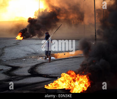 Ma'Ameer, Bahreïn. 16 mai, 2014. Manifestant masqué bahreïnies à Ma'ameer brûlent des pneus lors d'une manifestation pour protester contre l'assassinat de l'activiste Ali Faisal Aekrawi (19 ans), qui a été tué le matin du vendredi 16 mai à l'hôpital. (Photo par Ayman Yaqoob/Pacific Press) Banque D'Images