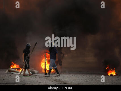 Ma'Ameer, Bahreïn. 16 mai, 2014. Des manifestants brûlent des pneus de Bahreïn pour fermer la rue à Ma'Ameer, lors d'une manifestation pour protester contre le meurtre de l'activiste Ali Faisal Aekrawi (19 ans), qui a été tué le matin du vendredi 16 mai à l'hôpital. (Photo par Ayman Yaqoob/Pacific Press) Banque D'Images