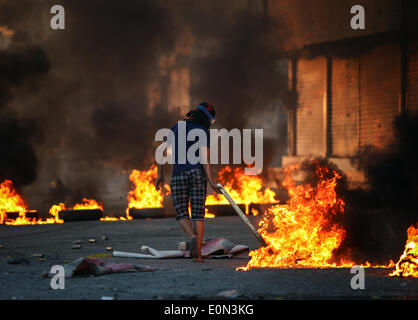 Ma'Ameer, Bahreïn. 16 mai, 2014. Des manifestants brûlent des pneus de Bahreïn pour fermer la rue à Ma'Ameer, lors d'une manifestation pour protester contre le meurtre de l'activiste Ali Faisal Aekrawi (19 ans), qui a été tué le matin du vendredi 16 mai à l'hôpital. (Photo par Ayman Yaqoob/Pacific Press) Banque D'Images