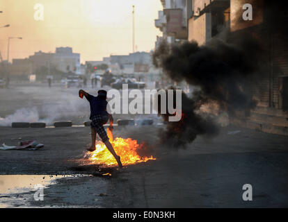 Ma'Ameer, Bahreïn. 16 mai, 2014. Des manifestants brûlent des pneus de Bahreïn pour fermer la rue à Ma'Ameer, lors d'une manifestation pour protester contre le meurtre de l'activiste Ali Faisal Aekrawi (19 ans), qui a été tué le matin du vendredi 16 mai à l'hôpital. (Photo par Ayman Yaqoob/Pacific Press) Banque D'Images