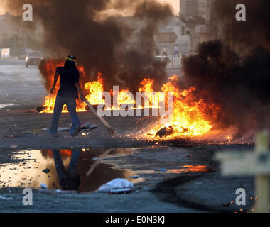 Ma'Ameer, Bahreïn. 16 mai, 2014. Des manifestants brûlent des pneus de Bahreïn pour fermer la rue à Ma'Ameer, lors d'une manifestation pour protester contre le meurtre de l'activiste Ali Faisal Aekrawi (19 ans), qui a été tué le matin du vendredi 16 mai à l'hôpital. (Photo par Ayman Yaqoob/Pacific Press) Banque D'Images