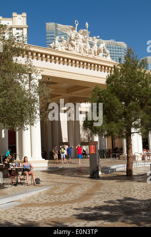 Les gens assis sur le trottoir de boire leur café le matin alors que d'autres à pied le long de l'extérieur de l'hôtel Caesars Palace Las Vegas Banque D'Images