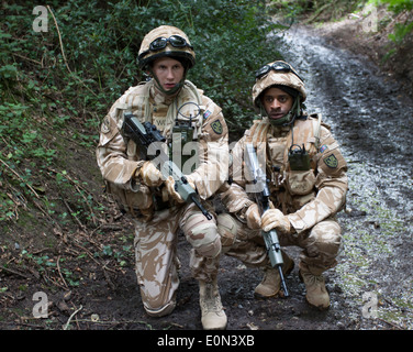 Soldats (acteurs) dans l'uniforme de l'armée britannique à part entière Banque D'Images