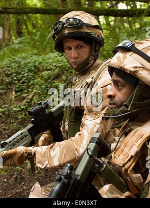 Soldats (acteurs) dans l'uniforme de l'armée britannique à part entière sur patrouille armée Banque D'Images