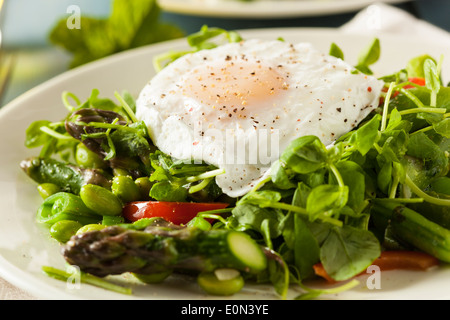 Scafata sain avec un oeuf poché et asperges Banque D'Images