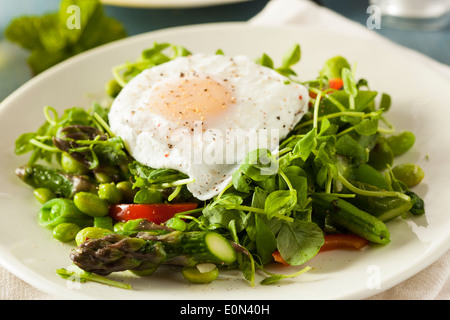 Scafata sain avec un oeuf poché et asperges Banque D'Images