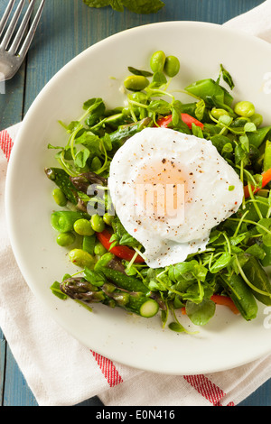 Scafata sain avec un oeuf poché et asperges Banque D'Images