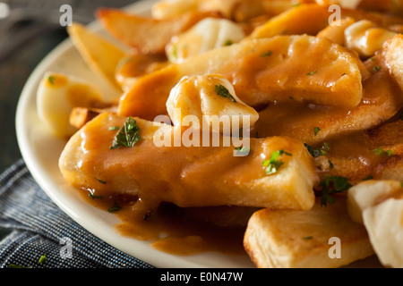 Délicieux malsaine de la poutine avec frites et sauce Banque D'Images