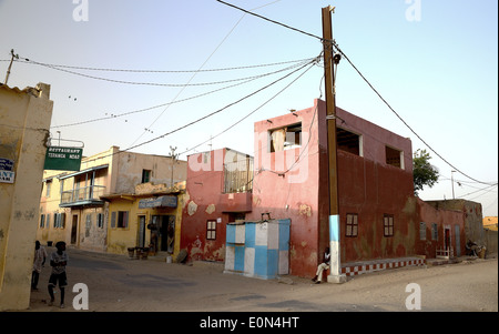 SAINT LOUIS DU SÉNÉGAL LE SÉNÉGAL,le 18 avril 2014 à : Les enfants jouent tranquillement dans la rue calme, le 18 avril, au Sénégal. Banque D'Images