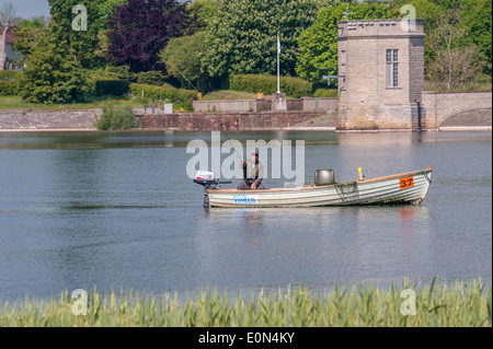 La pêche à la mouche sur le lac chew valley Banque D'Images