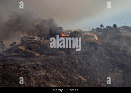 Vue aérienne de la forêt de Cocos car elle brûle les contreforts détruire accueil 15 mai 2014, autour de San Marcos, en Californie. Plus de 13 000 évacuations forcées des personnes à leur domicile comme le feu a brûlé dans le comté de San Diego. Banque D'Images