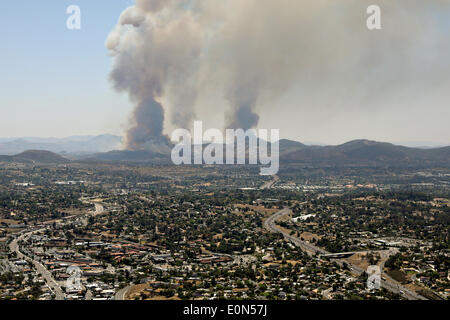 Vue aérienne de l'incendie des Cocos car elle brûle les contreforts détruire accueil 15 mai 2014, autour de San Marcos, en Californie. Plus de 13 000 évacuations forcées des personnes à leur domicile comme le feu a brûlé dans le comté de San Diego. Banque D'Images