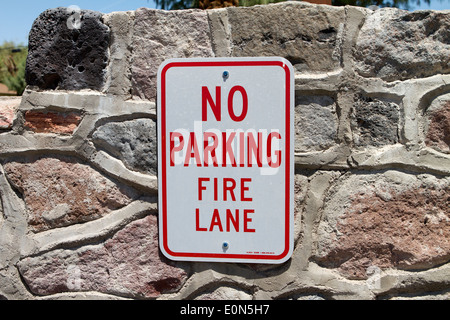 Aucun stationnement Fire Lane signe sur un parc naturel stonewall Banque D'Images