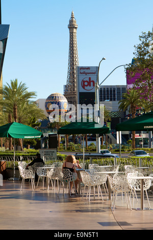 Les gens assis à boire du café tôt le matin sur le trottoir de Las Vegas Boulevard (le Strip de Las Vegas Nevada Banque D'Images