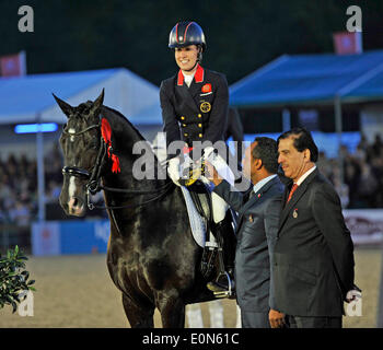 Windsor, Royaume-Uni. 16 mai, 2014. Windsor Horse Show de Londres, Charlotte Dujardin (GBR) équitation Uthopia pendant le Grand Prix freestyle avec une performance gagnante : Julie Badrick Crédit/Alamy Live News Banque D'Images