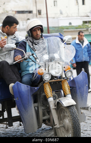 L'homme sur une moto équitation à travers les rues de Tanger Maroc Banque D'Images