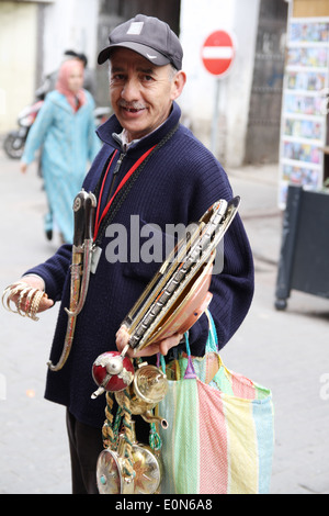 Homme marocain vendant des souvenirs à tanger maroc Banque D'Images