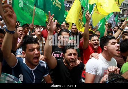 Naplouse. 16 mai, 2014. Des manifestants palestiniens crier des slogans au cours d'une manifestation dans la ville cisjordanienne de Naplouse le 16 mai 2014. Des centaines de Palestiniens ont manifesté vendredi en Cisjordanie et dans la bande de Gaza à l'appui de 120 détenus palestiniens qui sont entrés dans une grève de la faim il y a trois semaines pour protester contre leur détention administrative. © Ayman Nobani/Xinhua/Alamy Live News Banque D'Images