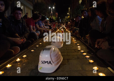 Istanbul, Turquie. 16 mai 2014. -- Pour le troisième jour de Soma de protestations, des groupes se réunissent à Kadikoy, le 16 mai 2014 de tenir une veillée aux chandelles pour la mort de mineurs dans l'explosion de Soma. Commence comme un rassemblement pacifique, mais à la suite de la sit-in silencieux d'affrontements avec la police font éruption. Photo par Bikem Ekberzade/Alamy Live News Banque D'Images