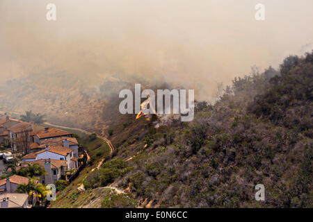 Vue aérienne de la forêt de Cocos car elle brûle les contreforts détruire accueil 15 mai 2014, autour de San Marcos, en Californie. Plus de 13 000 évacuations forcées des personnes à leur domicile comme le feu a brûlé dans le comté de San Diego. Banque D'Images