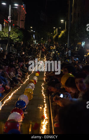 Istanbul, Turquie. 16 mai 2014. -- Pour le troisième jour de Soma de protestations, des groupes se réunissent à Kadikoy, le 16 mai 2014 de tenir une veillée aux chandelles pour la mort de mineurs dans l'explosion de Soma. Commence comme un rassemblement pacifique, mais à la suite de la sit-in silencieux d'affrontements avec la police font éruption. Photo par Bikem Ekberzade/Alamy Live News Banque D'Images