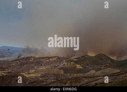 Vue aérienne de la forêt de Cocos car elle brûle les contreforts détruire accueil 15 mai 2014, autour de San Marcos, en Californie. Plus de 13 000 évacuations forcées des personnes à leur domicile comme le feu a brûlé dans le comté de San Diego. Banque D'Images