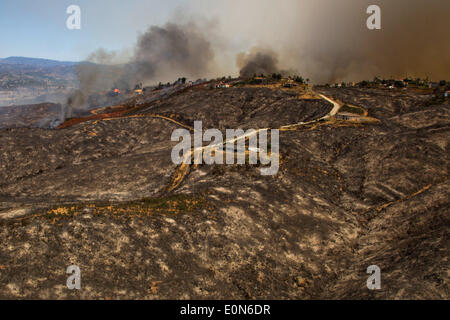 Vue aérienne de la forêt de Cocos car elle brûle les contreforts détruire accueil 15 mai 2014, autour de San Marcos, en Californie. Plus de 13 000 évacuations forcées des personnes à leur domicile comme le feu a brûlé dans le comté de San Diego. Banque D'Images