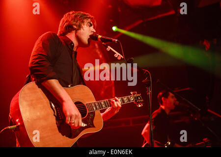 O2 Academy Islington, Islington, Londres, Royaume-Uni 16 Mai 2014 Charlie Simpson chantant et jouant de son instrument Charlie Simpson Charlie Simpson jouer à une foule compacte à l'O2 Academy Islington Credit : Crédit : 'Richard Soans/Alamy Live News' Banque D'Images