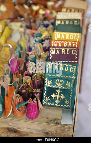 Les portefeuilles et sacs à main en vente sur un étal du marché au Maroc Banque D'Images