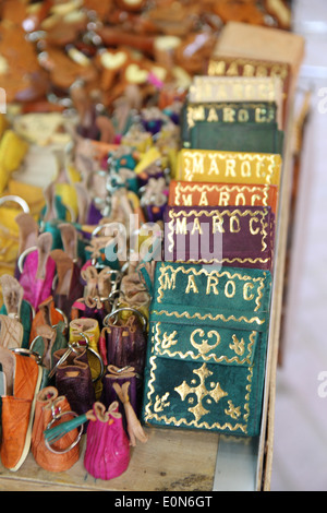 Les portefeuilles et sacs à main en vente sur un étal du marché au Maroc Banque D'Images