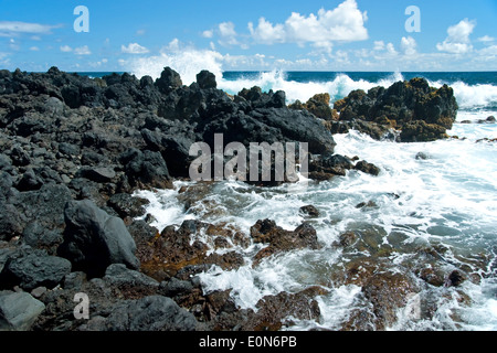 Les roches volcano sur plage à Hana sur Maui Hawaii Banque D'Images