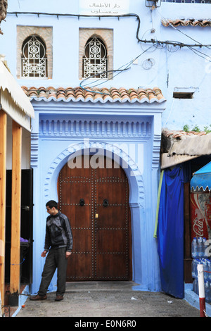 Une porte ouvragée à Chefchaouen, Maroc Banque D'Images
