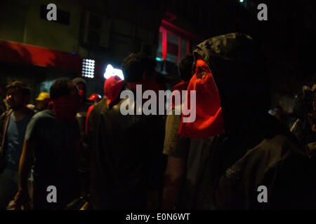Istanbul, Turquie. 16 mai 2014. -- Pour le troisième jour de Soma de protestations, des groupes se réunissent à Kadikoy, le 16 mai 2014 de tenir une veillée aux chandelles pour la mort de mineurs dans l'explosion de Soma. Commence comme un rassemblement pacifique, mais à la suite de la sit-in silencieux d'affrontements avec la police font éruption. Photo par Bikem Ekberzade/Alamy Live News Banque D'Images