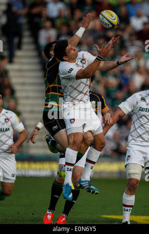 Northampton, Royaume-Uni. 16 mai, 2014. Ben YOUNGS de Leicester Tigers et Tom Collins de Northampton Saints en compétition pour une balle haute au cours de l'Aviva Premiership Match Play Off entre Northampton Saints et Leicester Tigers à Franklins Gardens. Score final : Northampton Saints 21-20 Leicester Tigers. Credit : Action Plus Sport/Alamy Live News Banque D'Images