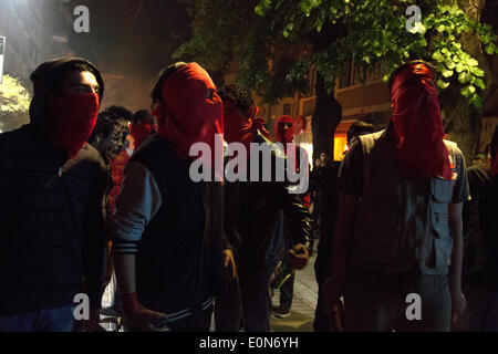 Istanbul, Turquie. 16 mai 2014. -- Pour le troisième jour de Soma de protestations, des groupes se réunissent à Kadikoy, le 16 mai 2014 de tenir une veillée aux chandelles pour la mort de mineurs dans l'explosion de Soma. Commence comme un rassemblement pacifique, mais à la suite de la sit-in silencieux d'affrontements avec la police font éruption. Photo par Bikem Ekberzade/Alamy Live News Banque D'Images