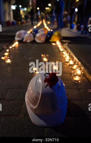 Istanbul, Turquie. 16 mai 2014. -- Pour le troisième jour de Soma de protestations, des groupes se réunissent à Kadikoy, le 16 mai 2014 de tenir une veillée aux chandelles pour la mort de mineurs dans l'explosion de Soma. Commence comme un rassemblement pacifique, mais à la suite de la sit-in silencieux d'affrontements avec la police font éruption. Photo par Bikem Ekberzade/Alamy Live News Banque D'Images