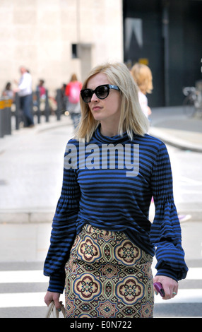 Fearne Cotton (présentateur de télévision et de radio britannique) en laissant la BBC à Langham Place, Londres Banque D'Images