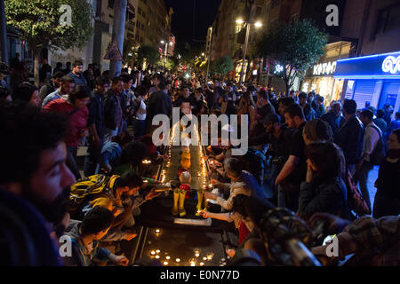 Istanbul, Turquie. 16 mai 2014. -- Pour le troisième jour de Soma de protestations, des groupes se réunissent à Kadikoy, le 16 mai 2014 de tenir une veillée aux chandelles pour la mort de mineurs dans l'explosion de Soma. Commence comme un rassemblement pacifique, mais à la suite de la sit-in silencieux d'affrontements avec la police font éruption. Photo par Bikem Ekberzade/Alamy Live News Banque D'Images