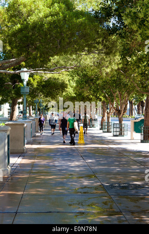 Les gens qui marchent le long du trottoir à l'extérieur de l'hôtel Bellagio sur le Las Vegas Boulevard (le Strip de Las Vegas Nevada Banque D'Images