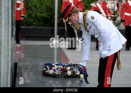 Tallinn, Estonie. 16 mai, 2014. Le Prince Harry de Grande-Bretagne accorde une couronne au monument à la guerre d'indépendance dans le centre de Tallinn, la capitale de l'Estonie, le 16 mai 2014, le premier jour de sa visite de deux jours en Estonie. Crédit : Sergei Stepanov/Xinhua/Alamy Live News Banque D'Images