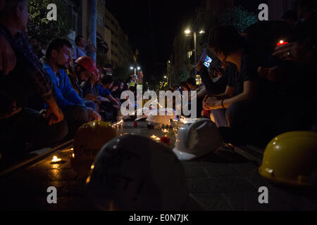 Istanbul, Turquie. 16 mai 2014. -- Pour le troisième jour de Soma de protestations, des groupes se réunissent à Kadikoy, le 16 mai 2014 de tenir une veillée aux chandelles pour la mort de mineurs dans l'explosion de Soma. Commence comme un rassemblement pacifique, mais à la suite de la sit-in silencieux d'affrontements avec la police font éruption. Photo par Bikem Ekberzade/Alamy Live News Banque D'Images