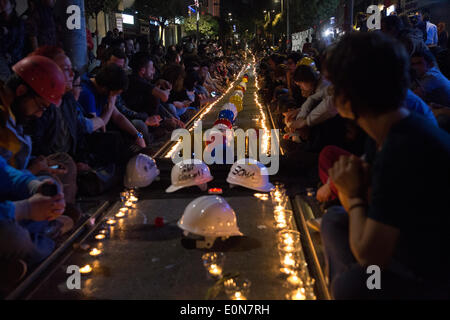 Istanbul, Turquie. 16 mai 2014. -- Pour le troisième jour de Soma de protestations, des groupes se réunissent à Kadikoy, le 16 mai 2014 de tenir une veillée aux chandelles pour la mort de mineurs dans l'explosion de Soma. Commence comme un rassemblement pacifique, mais à la suite de la sit-in silencieux d'affrontements avec la police font éruption. Photo par Bikem Ekberzade/Alamy Live News Banque D'Images