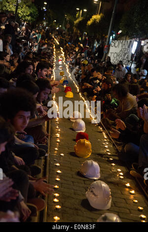 Istanbul, Turquie. 16 mai 2014. -- Pour le troisième jour de Soma de protestations, des groupes se réunissent à Kadikoy, le 16 mai 2014 de tenir une veillée aux chandelles pour la mort de mineurs dans l'explosion de Soma. Commence comme un rassemblement pacifique, mais à la suite de la sit-in silencieux d'affrontements avec la police font éruption. Photo par Bikem Ekberzade/Alamy Live News Banque D'Images
