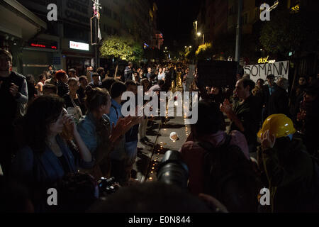 Istanbul, Turquie. 16 mai 2014. -- Pour le troisième jour de Soma de protestations, des groupes se réunissent à Kadikoy, le 16 mai 2014 de tenir une veillée aux chandelles pour la mort de mineurs dans l'explosion de Soma. Commence comme un rassemblement pacifique, mais à la suite de la sit-in silencieux d'affrontements avec la police font éruption. Photo par Bikem Ekberzade/Alamy Live News Banque D'Images