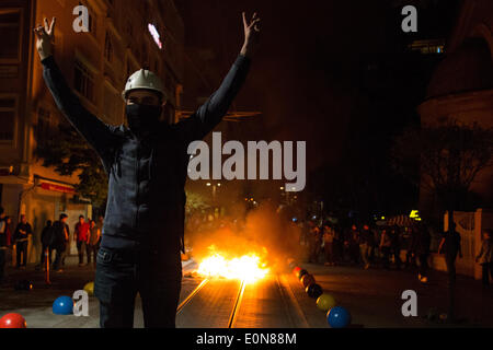 Istanbul, Turquie. 16 mai 2014. -- Pour le troisième jour de Soma de protestations, des groupes se réunissent à Kadikoy, le 16 mai 2014 de tenir une veillée aux chandelles pour la mort de mineurs dans l'explosion de Soma. Commence comme un rassemblement pacifique, mais à la suite de la sit-in silencieux d'affrontements avec la police font éruption. Photo par Bikem Ekberzade/Alamy Live News Banque D'Images